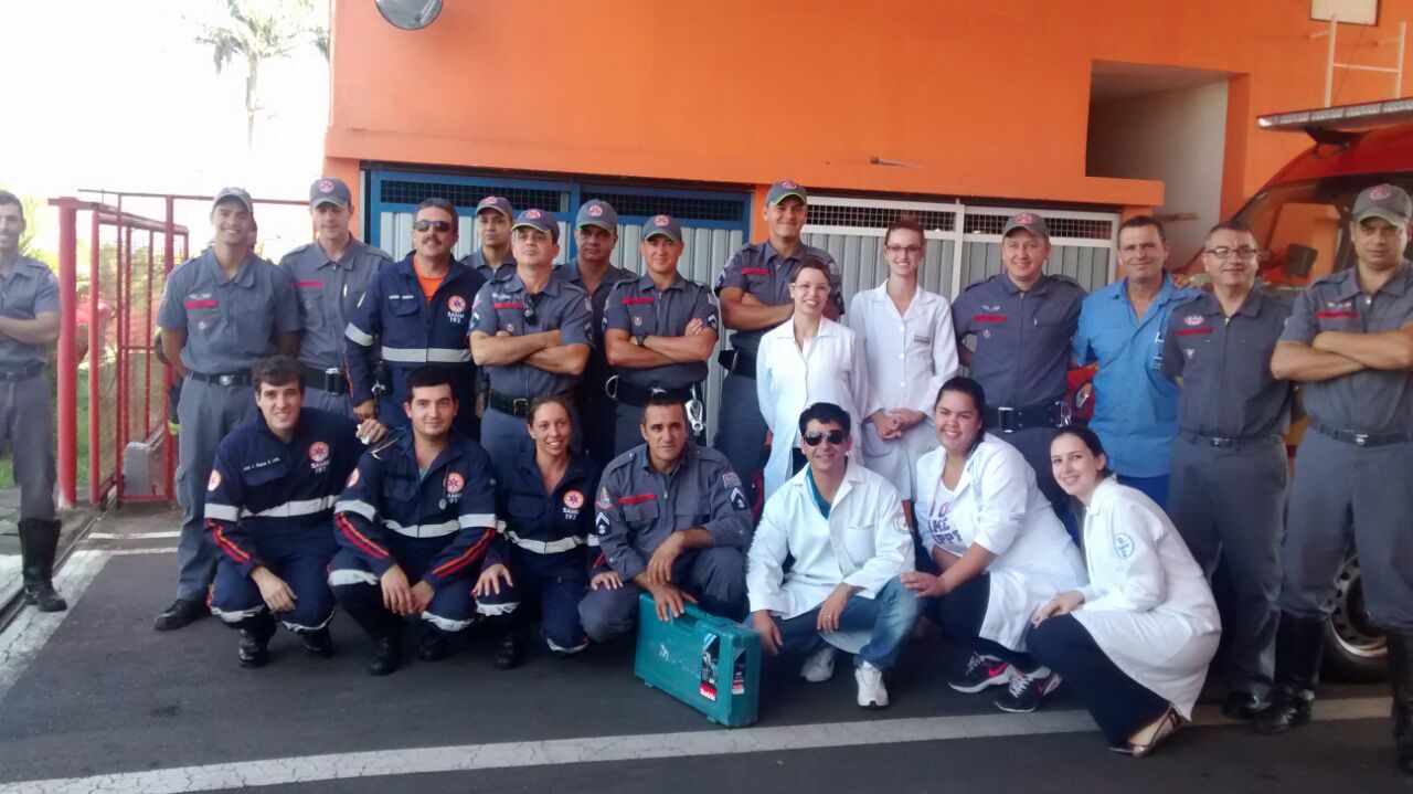 Alunos dos Cursos de Medicina e Enfermagem participam de treinamento simulado do Corpo de Bombeiros